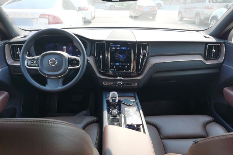Used Volvo XC60 2023 B5 4x4 Smart Luxury Edition Center Console