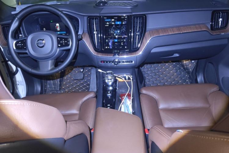 Used Volvo XC60 2023 B5 4x4 Smart Luxury Edition Center Console