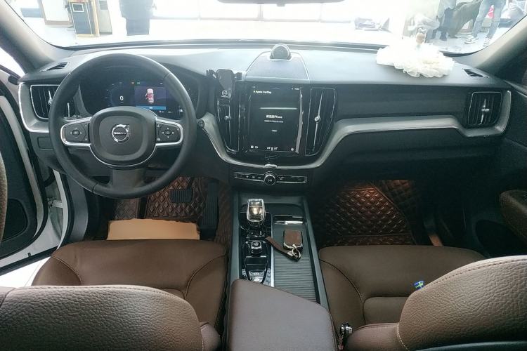 Used Volvo XC60 2023 B5 4x4 Smart Luxury Edition Center Console