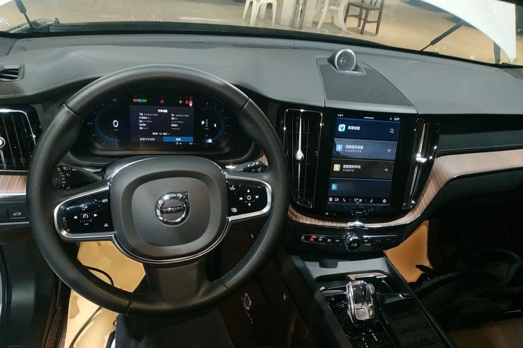 Used Volvo XC60 2023 B5 4x4 Smart Luxury Edition Center Console
