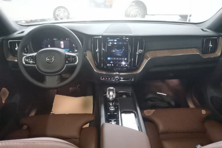 Used Volvo XC60 2023 B5 4x4 Smart Luxury Edition Center Console
