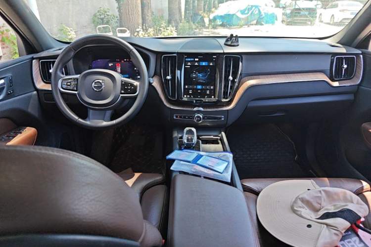 Used Volvo XC60 2023 B5 4x4 Smart Luxury Edition Center Console