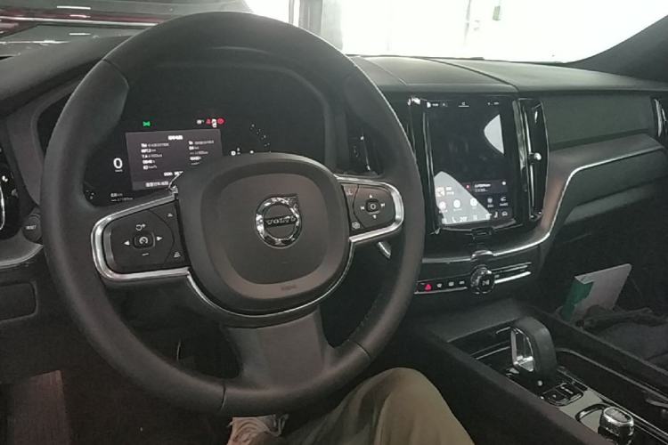 Used Volvo XC60 2023 B5 4x4 Smart Luxury Edition Center Console
