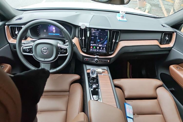 Used Volvo XC60 2023 B5 4x4 SmartDrive Sport Edition Center Console