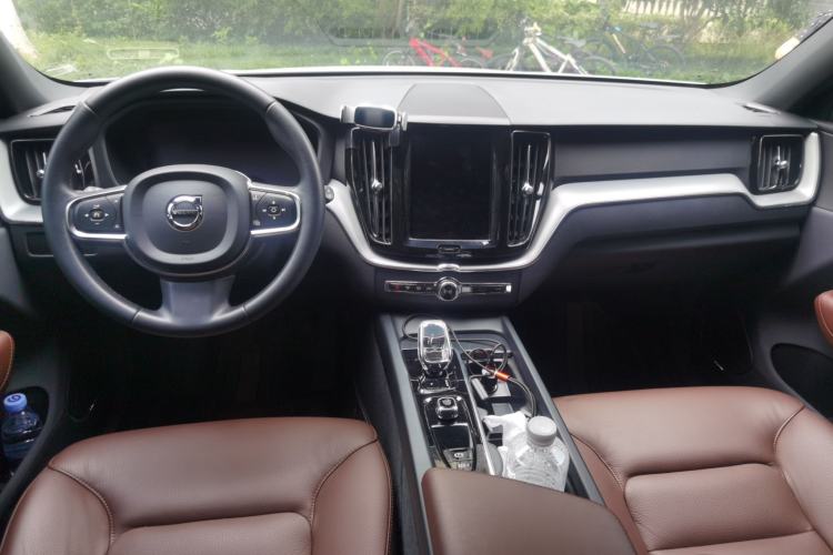 Used Volvo XC60 2023 B5 4x4 Smart Luxury Edition Center Console