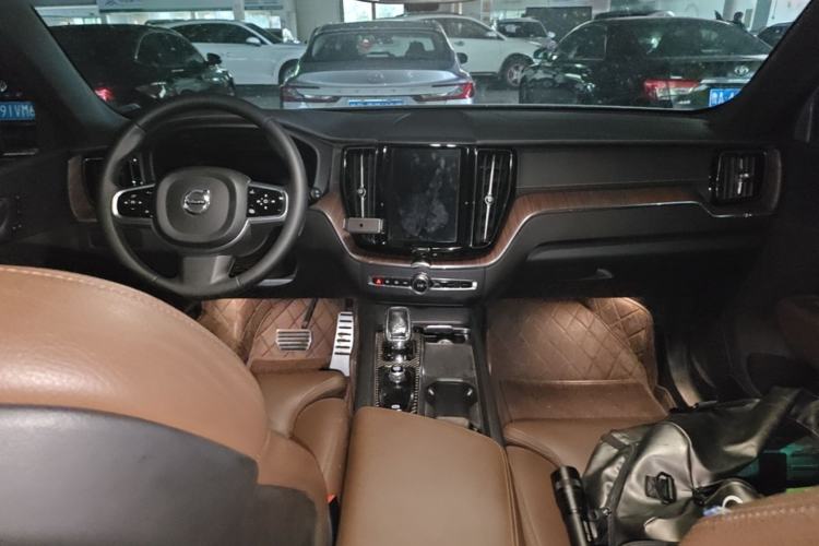 Used Volvo XC60 2023 B5 4x4 Smart Luxury Edition Center Console