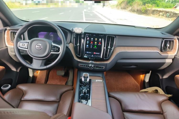 Used Volvo XC60 2023 B5 4x4 Smart Luxury Edition Center Console