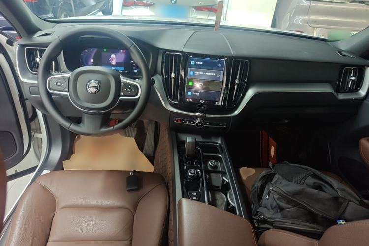 Used Volvo XC60 2023 B5 4x4 Smart Luxury Edition Center Console