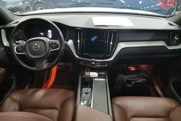 Used Volvo XC60 2023 B5 4x4 Smart Luxury Edition Center Console