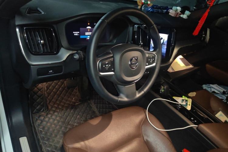 Used Volvo XC60 2023 B5 4x4 Smart Luxury Edition Center Console