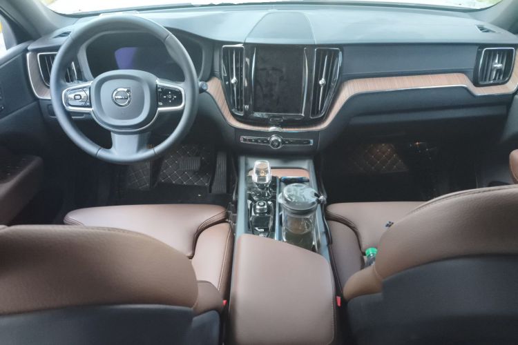 Used Volvo XC60 2023 B5 4x4 Smart Luxury Edition Center Console