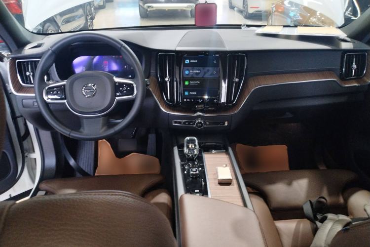 Used Volvo XC60 2023 B5 4x4 Smart Luxury Edition Center Console