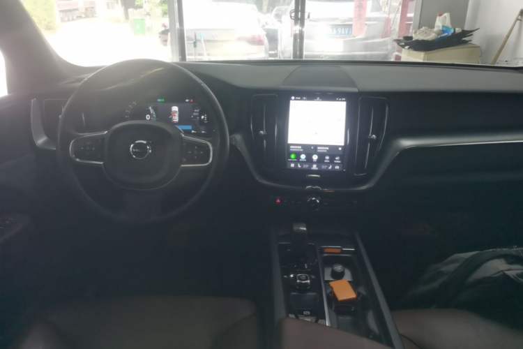 Used Volvo XC60 2023 B5 4x4 Smart Luxury Edition Center Console