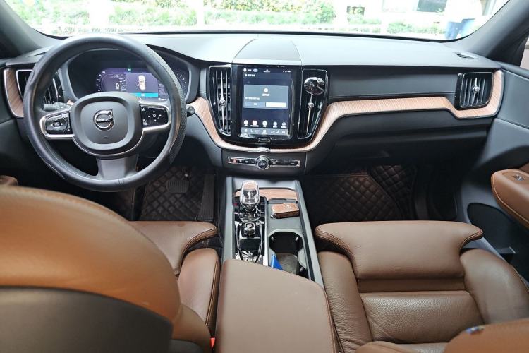 Used Volvo XC60 2023 B5 4x4 Smart Luxury Edition Center Console