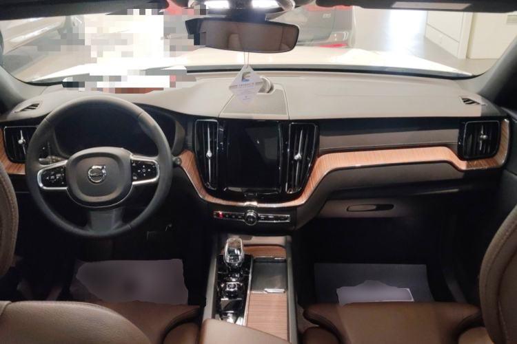 Used Volvo XC60 2023 B5 4x4 Smart Luxury Edition Center Console