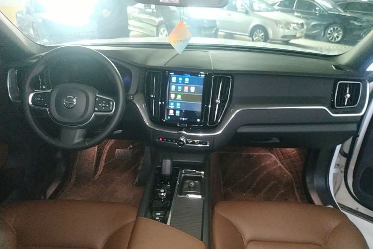 Used Volvo XC60 2023 B5 4x4 Smart Luxury Edition Center Console