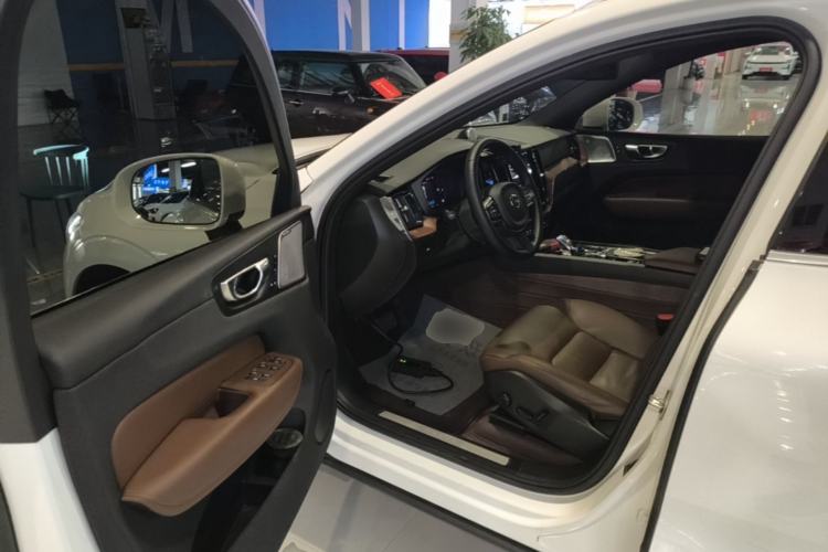 Used Volvo XC60 2023 B5 4x4 Smart Luxury Edition Driver Seat