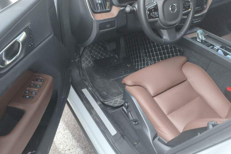 Used Volvo XC60 2023 B5 4x4 Smart Luxury Edition Driver Seat