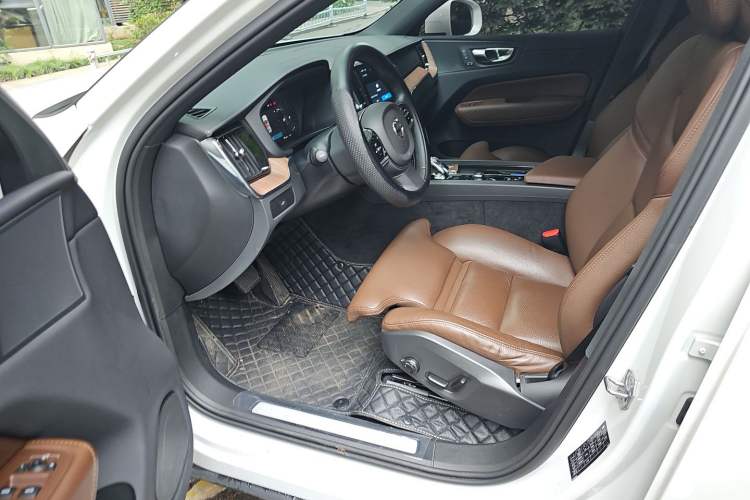 Used Volvo XC60 2023 B5 4x4 Smart Luxury Edition Driver Seat