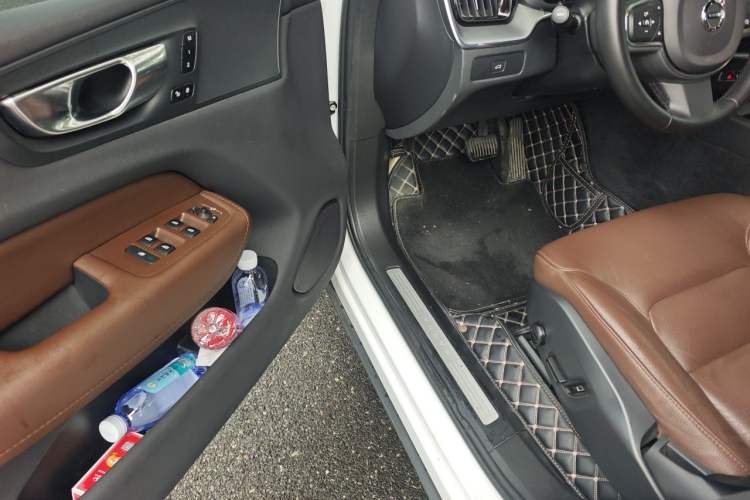 Used Volvo XC60 2023 B5 4x4 Smart Luxury Edition Driver Seat