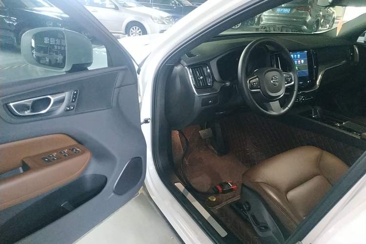 Used Volvo XC60 2023 B5 4x4 Smart Luxury Edition Driver Seat