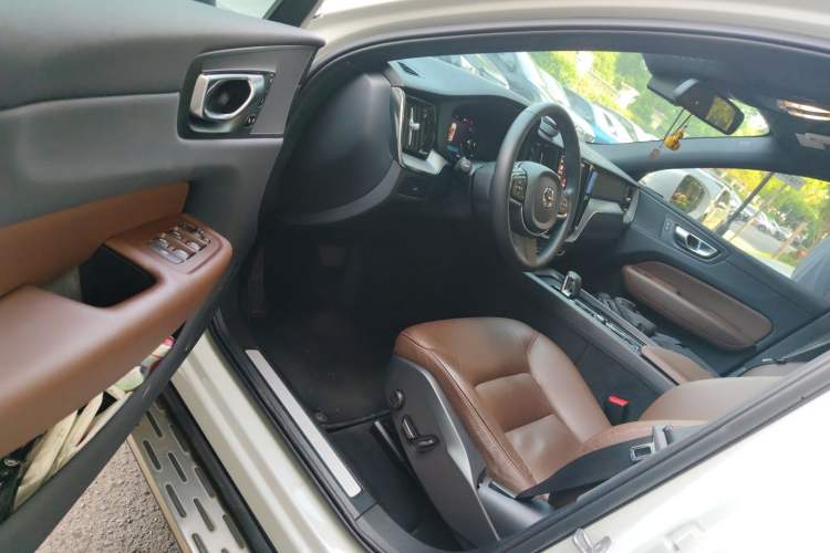 Used Volvo XC60 2023 B5 4x4 Smart Luxury Edition Driver Seat