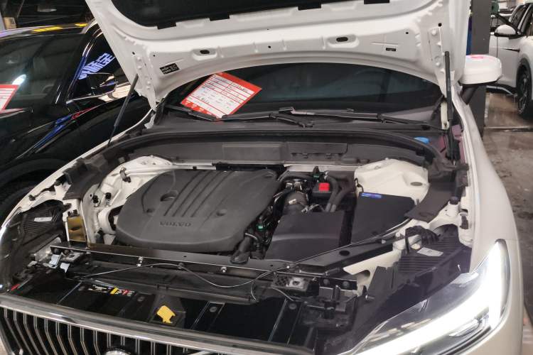 Used Volvo XC60 2023 B5 4x4 Smart Luxury Edition Engine Bay