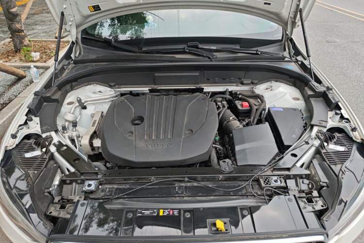 Used Volvo XC60 2023 B5 4x4 SmartDrive Sport Edition Engine Bay
