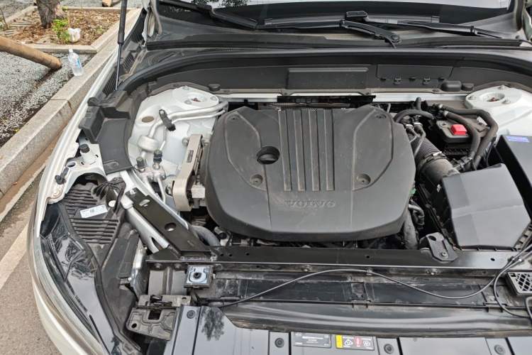 Used Volvo XC60 2023 B5 4x4 SmartDrive Sport Edition Engine Bay Right