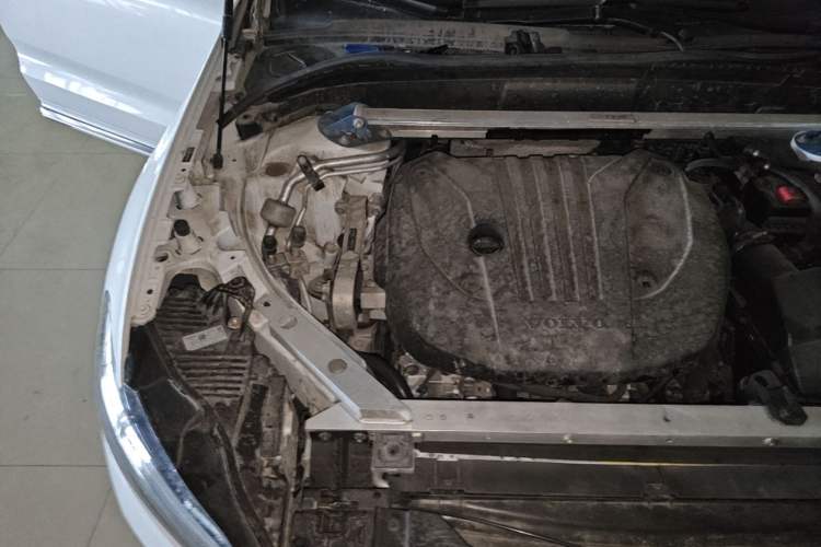 Used Volvo XC60 2023 B5 4x4 Smart Luxury Edition Engine Bay Right