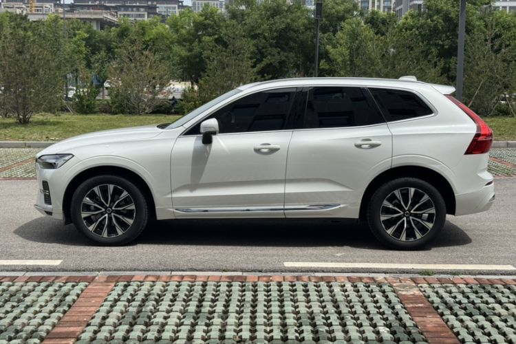 Used Volvo XC60 2023 B5 4x4 Smart Luxury Edition Exterior 3