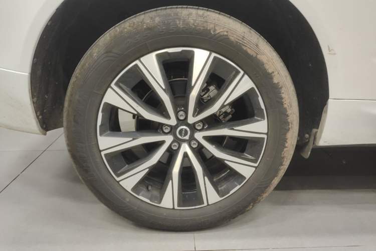 Used Volvo XC60 2023 B5 4x4 Smart Luxury Edition Exterior 3