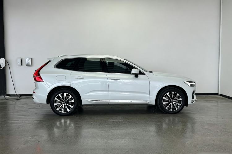 Used Volvo XC60 2023 B5 4x4 Smart Luxury Edition Exterior 3