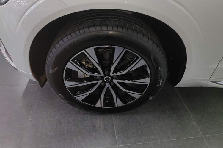 Used Volvo XC60 2023 B5 4x4 Smart Luxury Edition Exterior 4