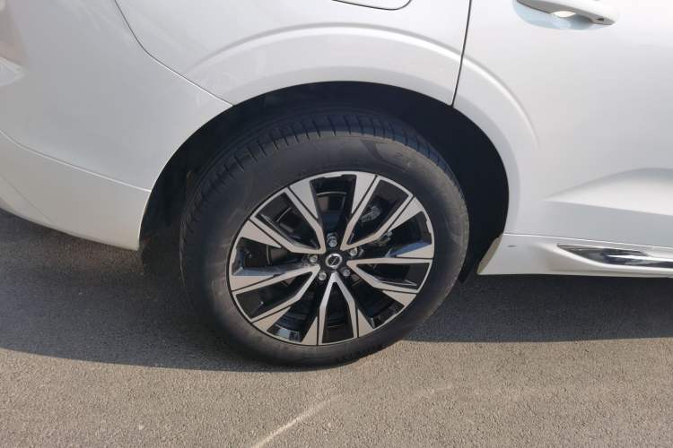 Used Volvo XC60 2023 B5 4x4 Smart Luxury Edition Exterior 5