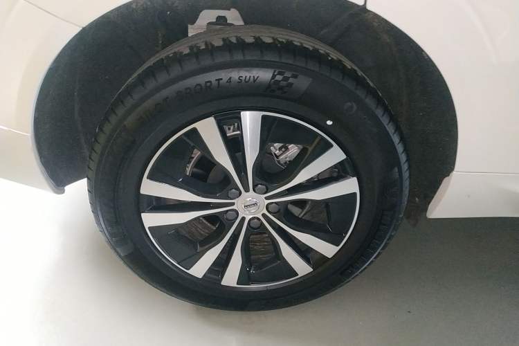 Used Volvo XC60 2023 B5 4x4 Smart Luxury Edition Exterior 5