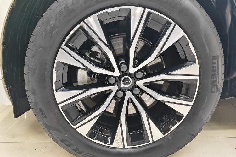 Used Volvo XC60 2023 B5 4x4 Smart Luxury Edition Exterior 6
