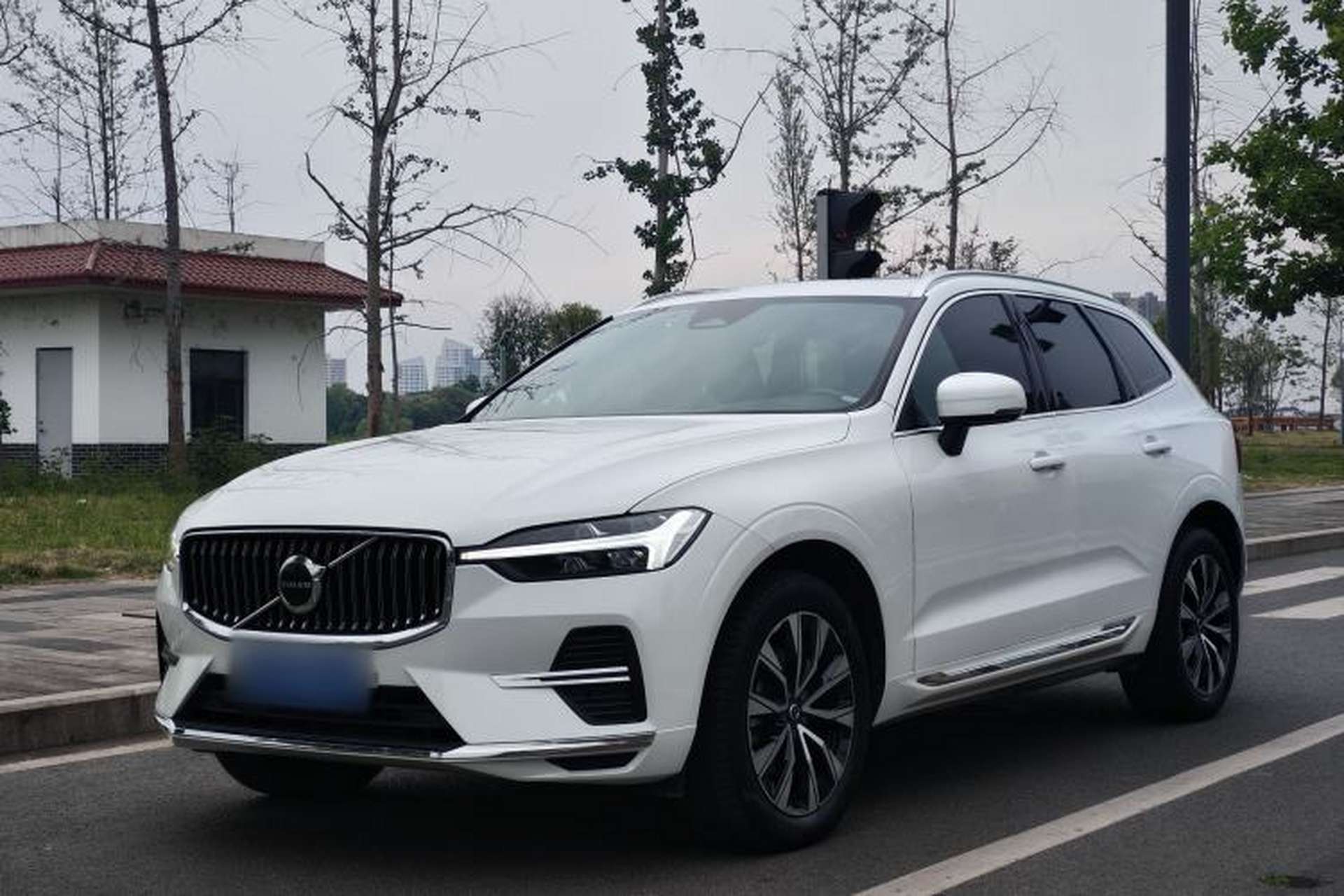 Used Volvo XC60 2023 B5 4x4 Smart Luxury Edition Front Left 45 Deg