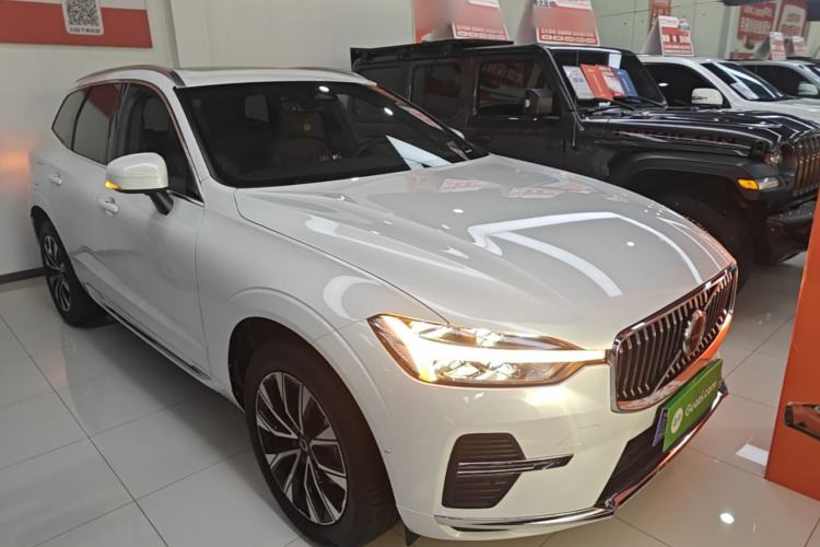 Used Volvo XC60 2023 B5 4x4 Smart Luxury Edition Front Right 45 Deg