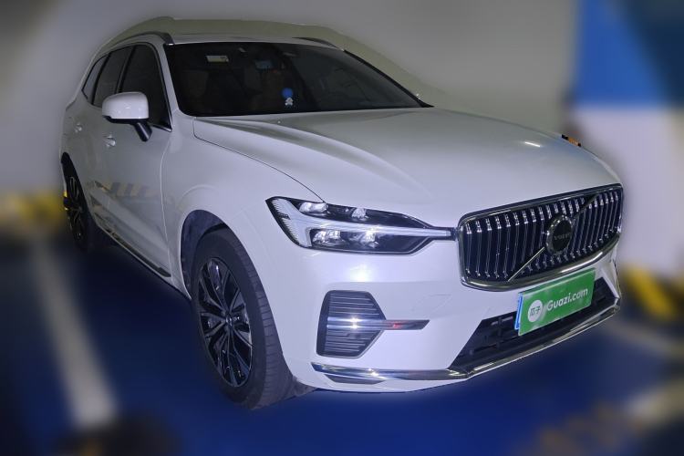 Used Volvo XC60 2023 B5 4x4 Smart Luxury Edition Front Right 45 Deg
