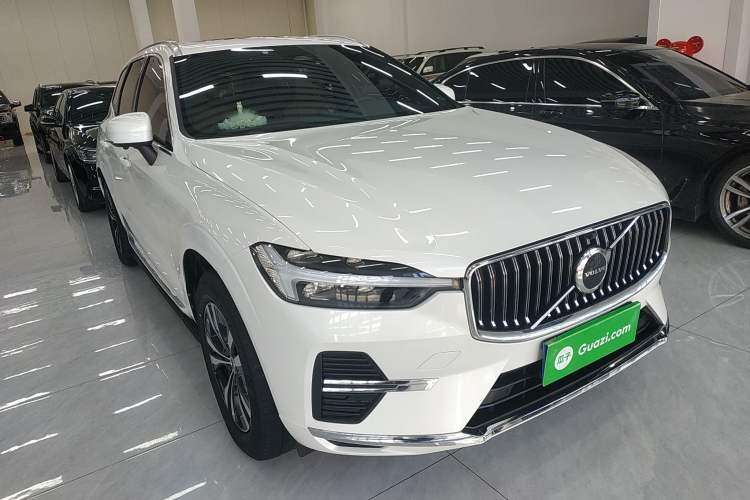 Used Volvo XC60 2023 B5 4x4 Smart Luxury Edition Front Right 45 Deg