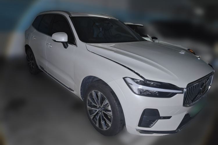 Used Volvo XC60 2023 B5 4x4 Smart Luxury Edition Front Right 45 Deg