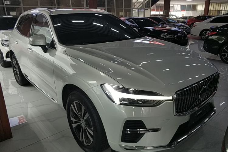 Used Volvo XC60 2023 B5 4x4 Smart Luxury Edition Front Right 45 Deg