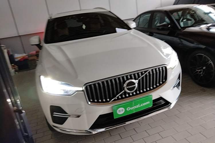 Used Volvo XC60 2023 B5 4x4 Smart Luxury Edition Front Right 45 Deg