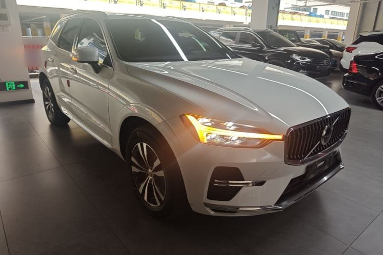 Used Volvo XC60 2023 B5 4x4 Smart Luxury Edition Front Right 45 Deg