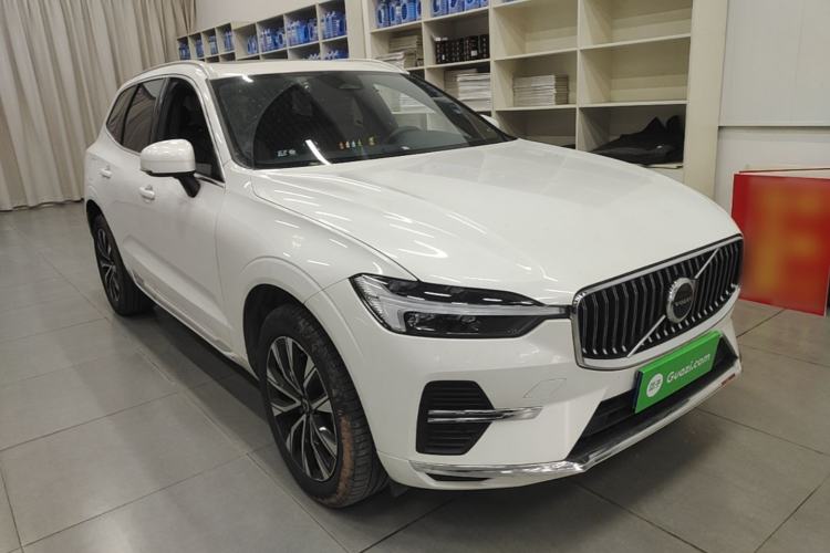 Used Volvo XC60 2023 B5 4x4 Smart Luxury Edition Front Right 45 Deg