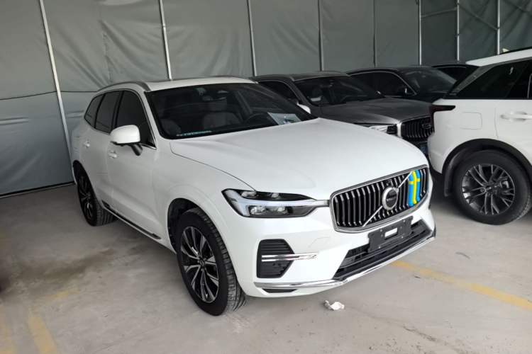 Used Volvo XC60 2023 B5 4x4 Smart Luxury Edition Front Right 45 Deg