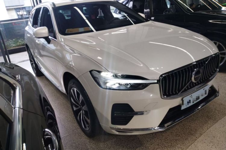 Used Volvo XC60 2023 B5 4x4 Smart Luxury Edition Front Right 45 Deg