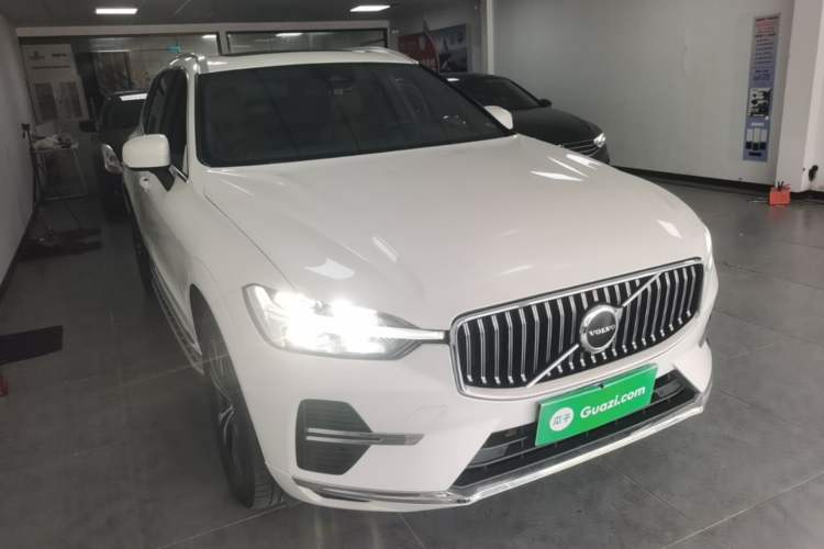Used Volvo XC60 2023 B5 4x4 Smart Luxury Edition Front Right 45 Deg