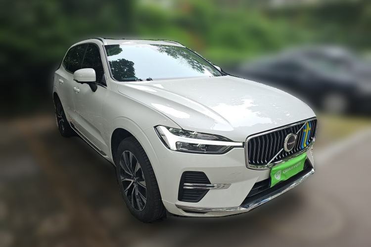 Used Volvo XC60 2023 B5 4x4 Smart Luxury Edition Front Right 45 Deg